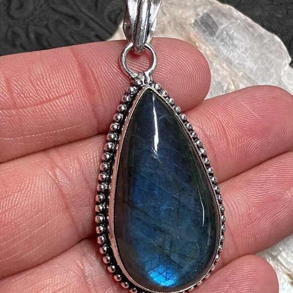 Blue Flash Labradorite Pendant - Picture 4 of 8
